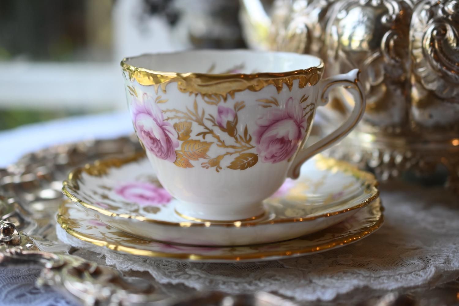 1990年代・コールポート・英国のバラと金彩・エッジのレリーフが