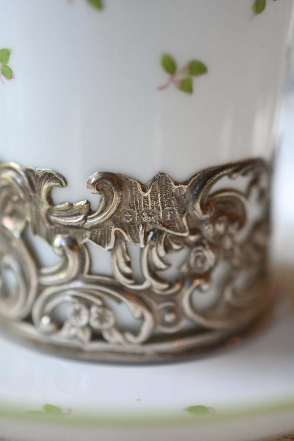 １９０５年・クラウンスタフォードシャー・純銀製シルバーホルダー付きの小花がらの可愛いコーヒーカップ＆ソーサーをイギリス　 コッツウォルズよりお届けいたします。