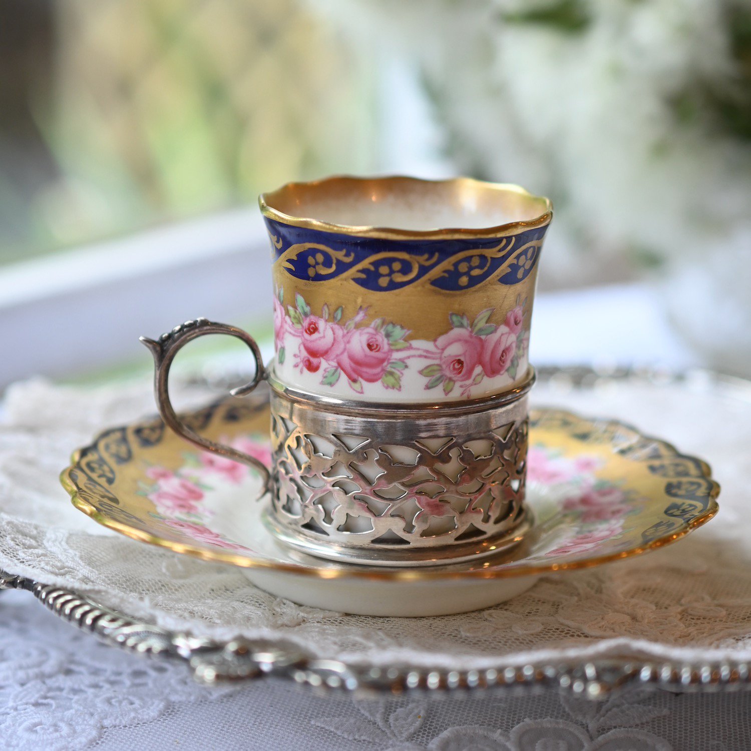 エインズレイ・純銀製シルバーホルダー付きの小花がらの可愛いコーヒーカップ＆ソーサーをイギリス　コッツウォルズよりお届けいたします。