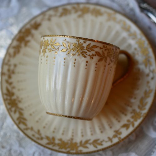 リモージュ・ブラッシュアイボリーと金彩が美しい　デミタスカップ＆ソーサー　(送料込）