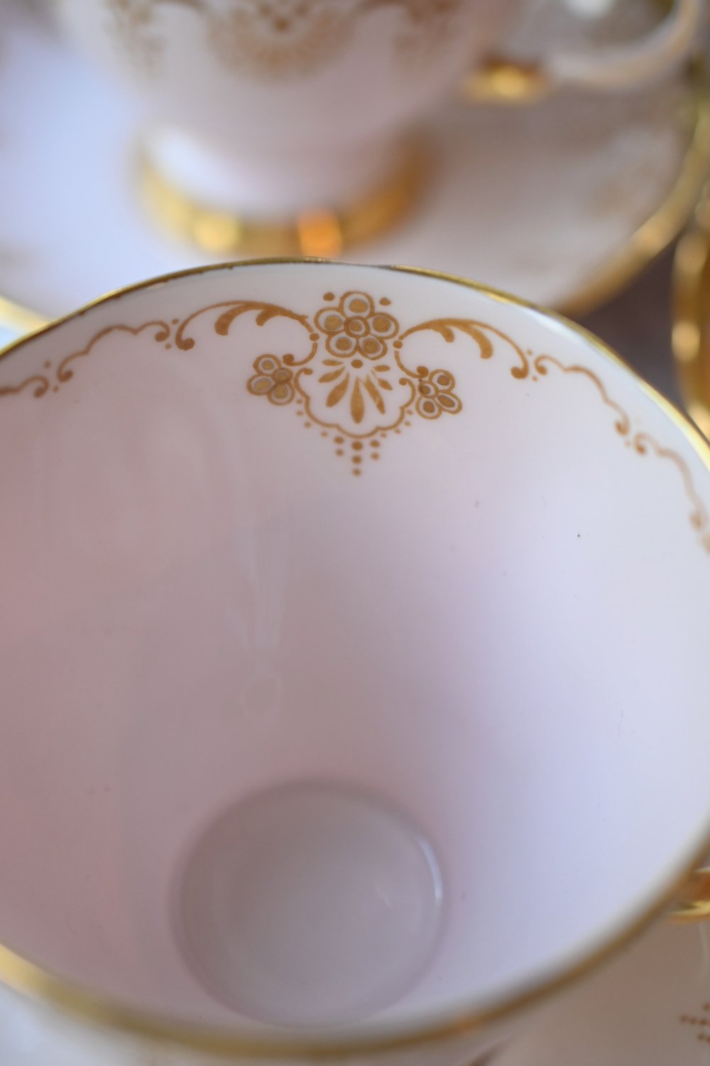 １９６０年代・トスカンチャイナ　淡いピンク色と金彩のティーカップデュオをイギリス コッツウォルズよりお届けいたします。
