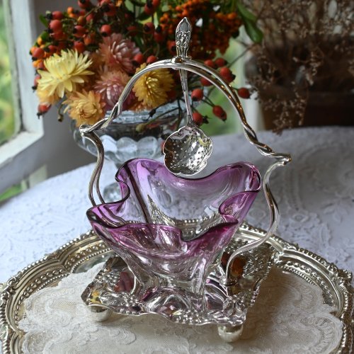 シルバープレート製　ツイストハンドル　パープルカラーの花びらのようなガラスのジャムディッシュ・スプーン付き　(送料込）