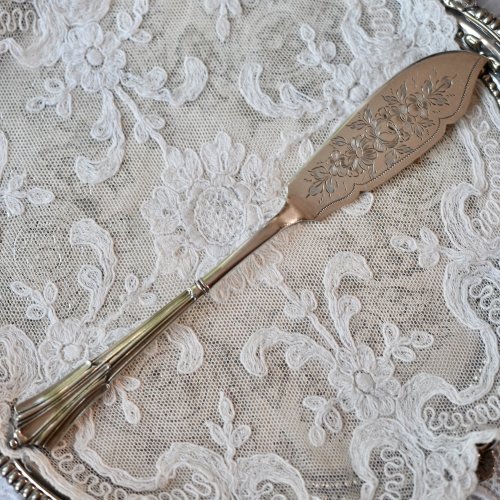 ウォーカー＆ホール・シルバープレート製・バラのエングレイブ模様が美しいバターナイフをイギリス コッツウォルズよりお届けいたします。