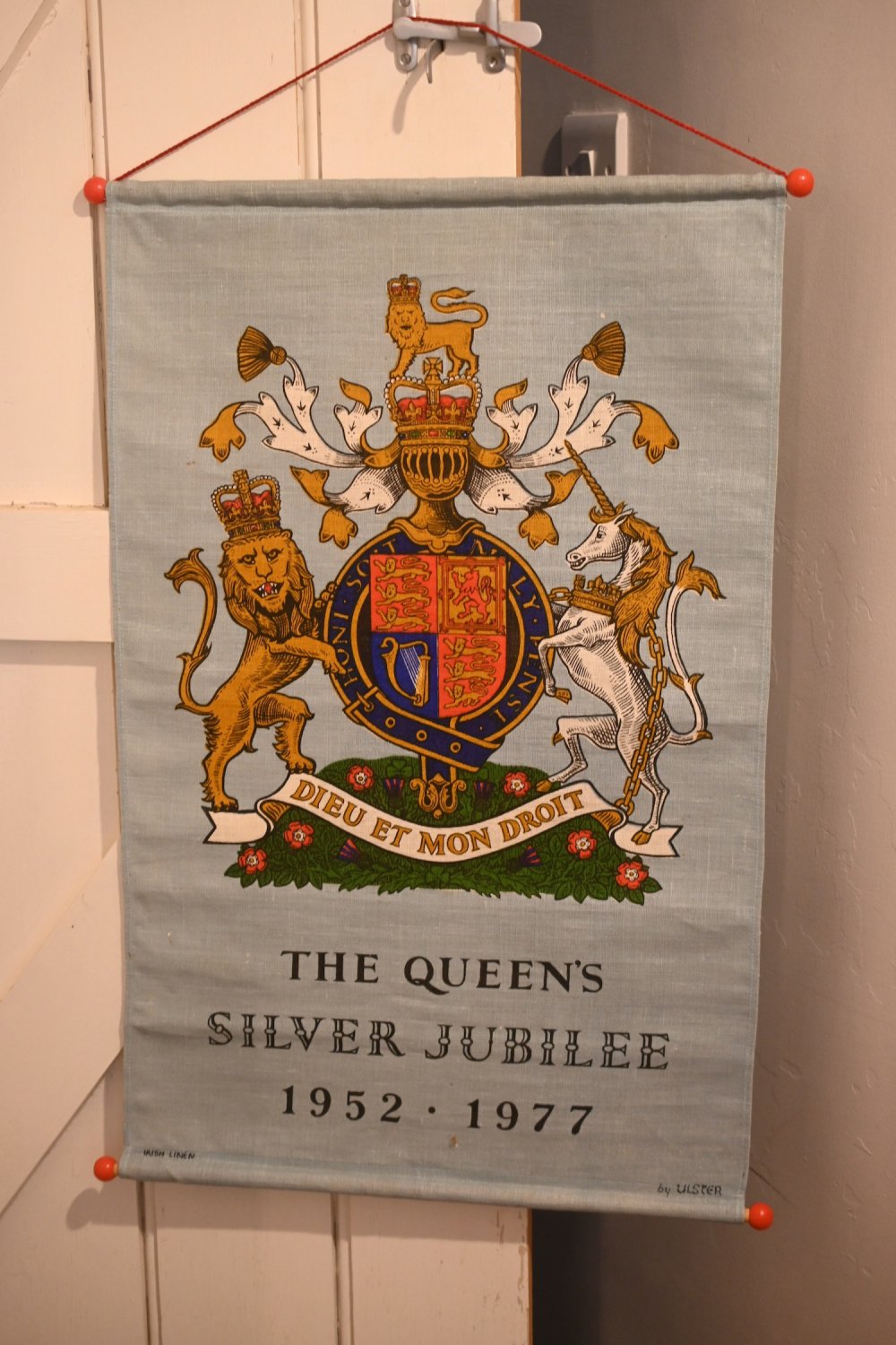 シルバージュビリー記念品　エリザベス女王戴冠記念の布製タペストリーをイギリス コッツウォルズよりお届けいたします。