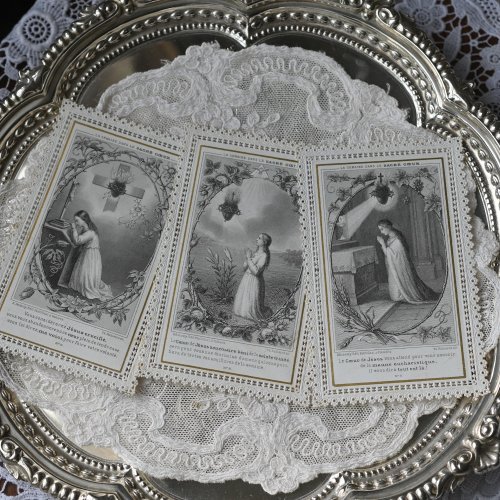 フランス製　アンティーク　お祈りをする女性が描かれたキリスト教のお祈りレースカード３枚セット　(送料込）
