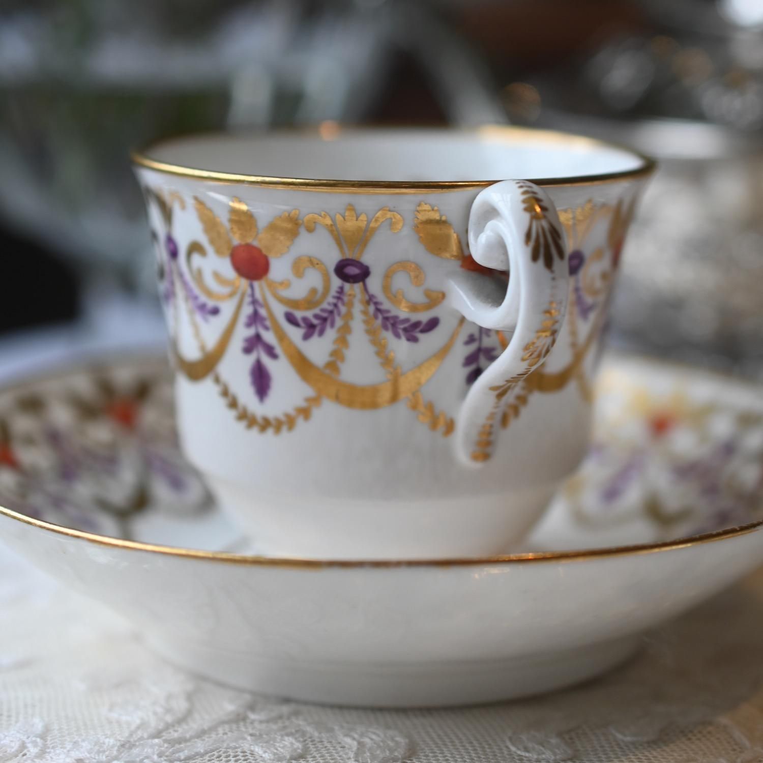 1820年代 スポード 金彩とフェストゥーンの模様とカールドハンドルの