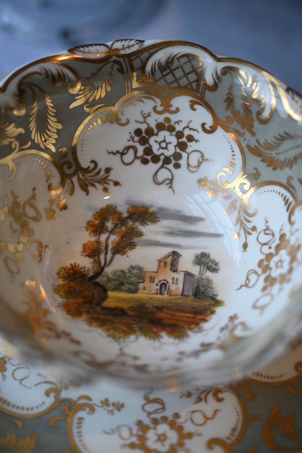 1830年代　コールポート　アデレードシェイプ　手描きの風景画と金彩が美しいティーカップ＆ソーサーをイギリス コッツウォルズよりお届けいたします。