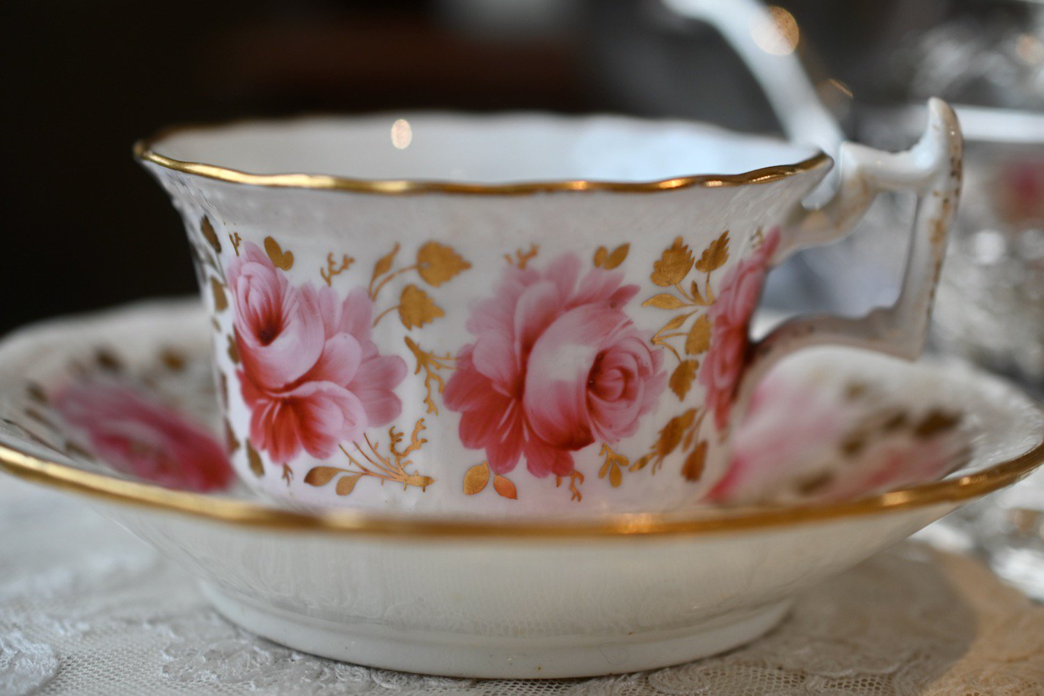 ニューホール　１８３０年代　英国のバラと金彩　オールドイングリッシュハンドルのティーカップ＆ソーサー　をイギリス コッツウォルズよりお届けいたします。