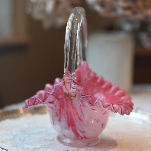 イギリス製　フェントン　ピンク色のマーブル柄のクランベリーガラスバスケット　(送料込）