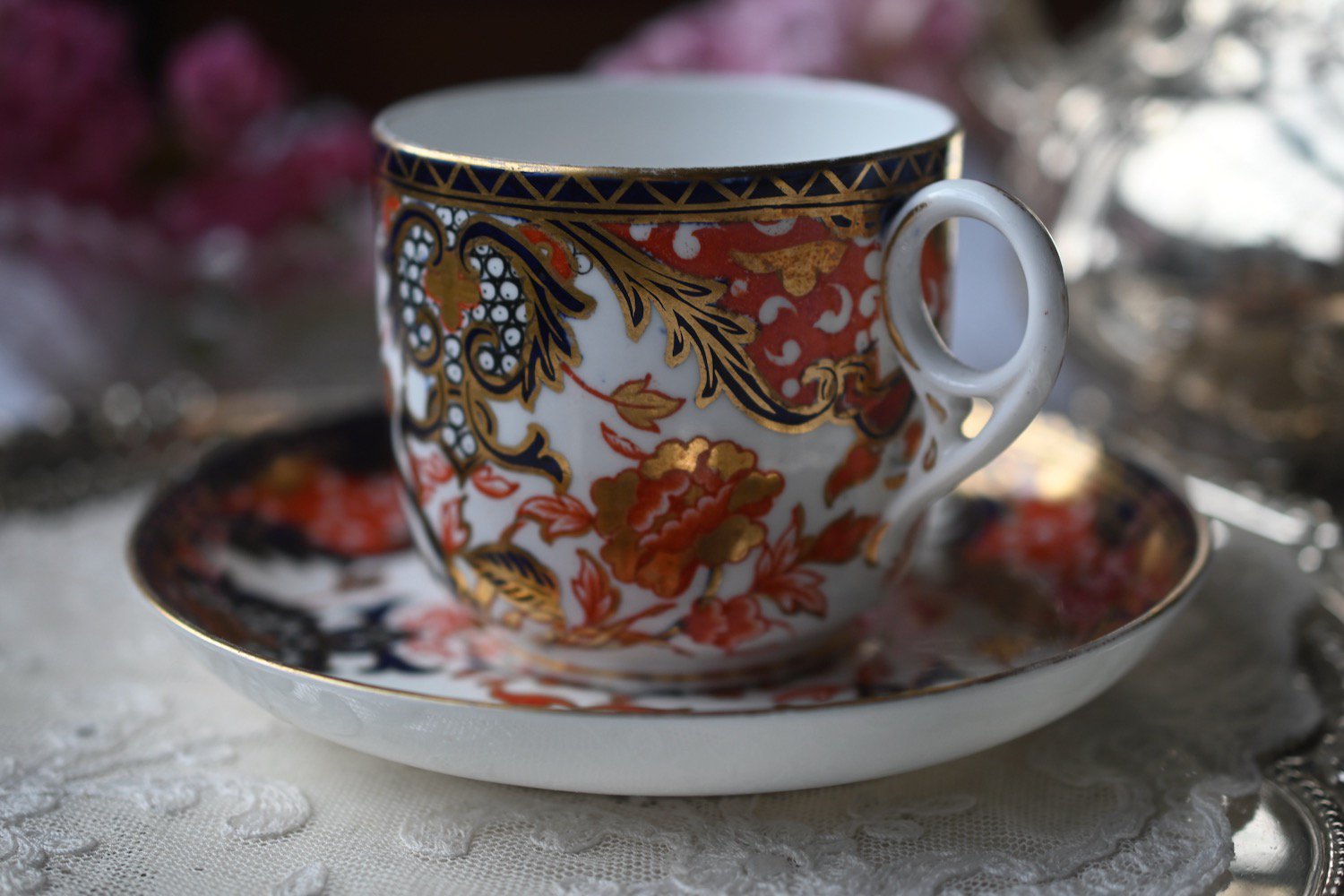 ロイヤルクラウンダービー・伊万里風デザインのコーヒーカップ＆ソーサーをイギリス コッツウォルズよりお届けいたします。