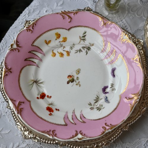１８４０年代・H&Rダニエル・優しいピンク色と手描きのお花たち・高台つきのサーヴィングディッシュ　 (送料込）