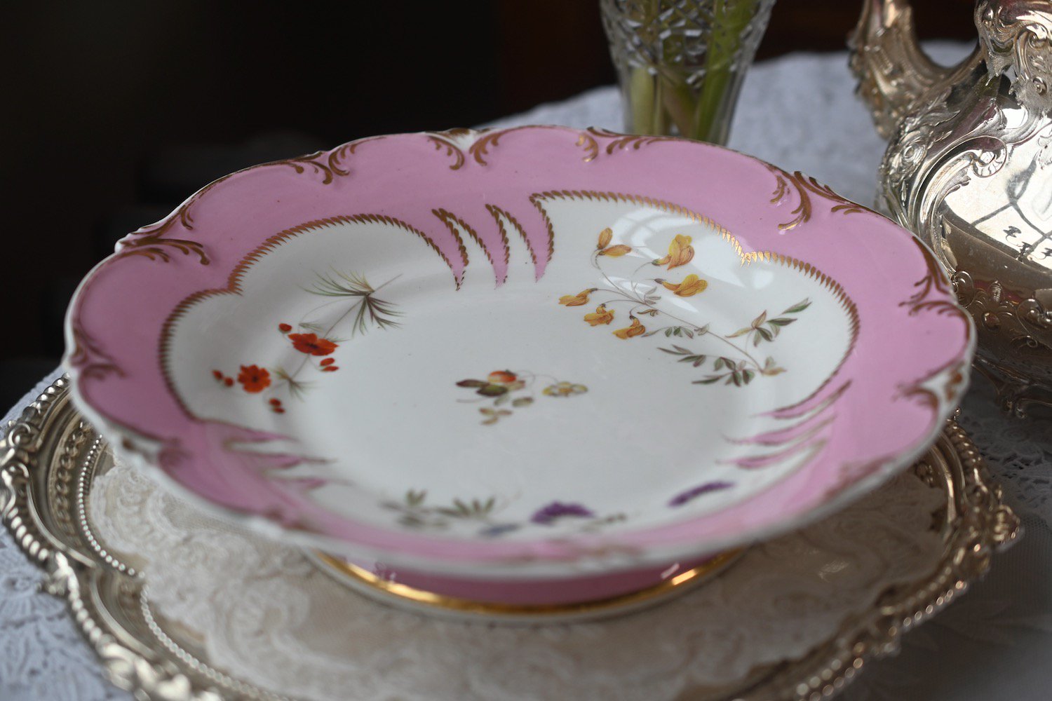 １８４０年代・H&Rダニエル・優しいピンク色と手描きのお花たちのサーヴィングディッシュをイギリス コッツウォルズよりお届けいたします。