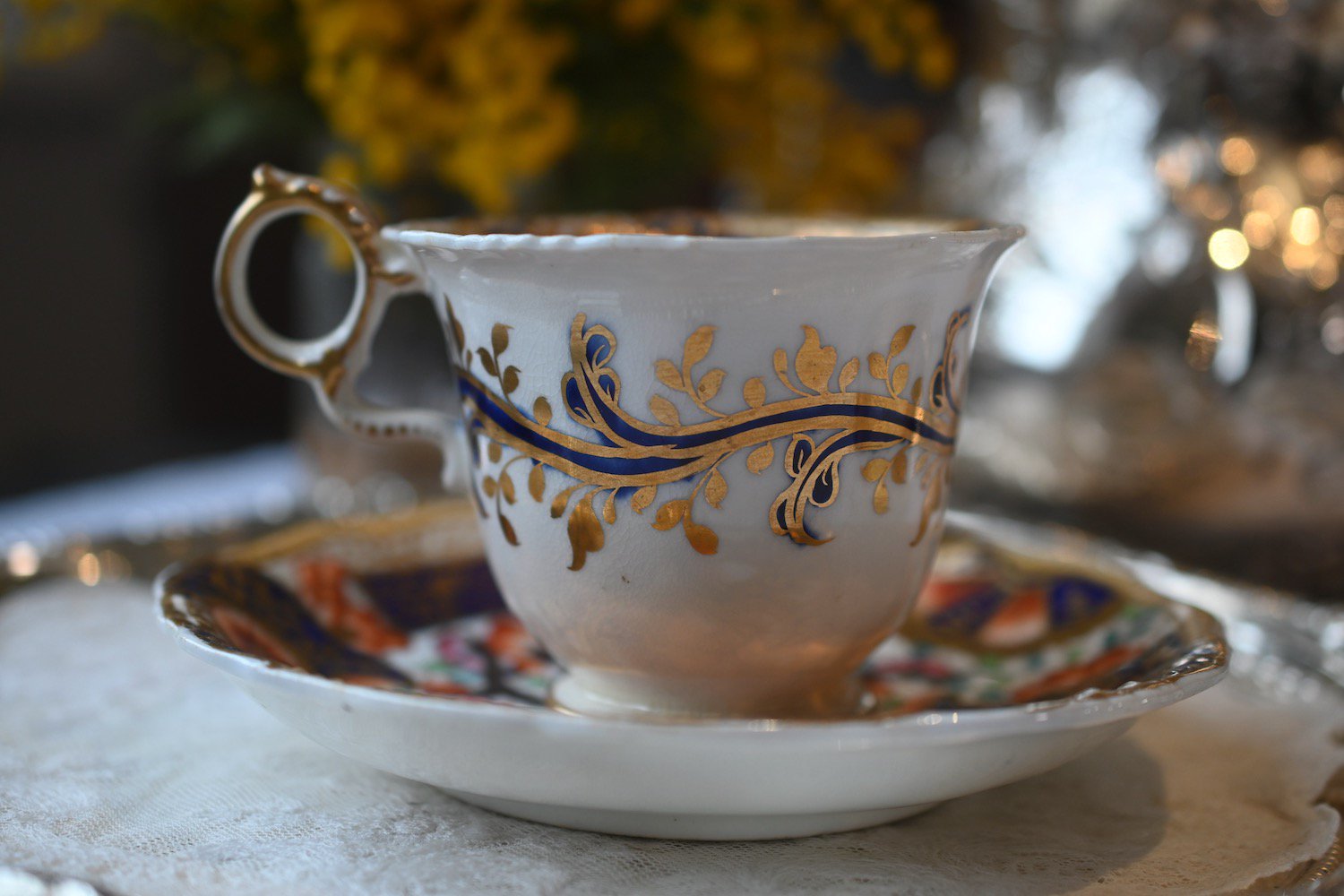 １８３０年代　ウースター・グレンジャー　伊万里柄　大胆な金彩模様のコーヒーカップ＆ソーサーをイギリス コッツウォルズよりお届けいたします。