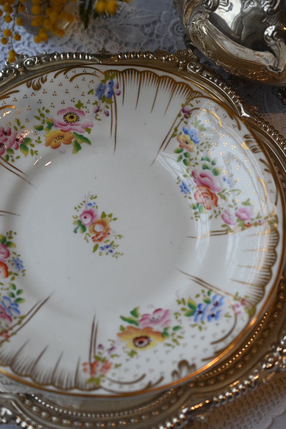 メーカー不明・１８５０年代　鮮やかなお花の模様と金彩のデザート皿をイギリス コッツウォルズよりお届けいたします。