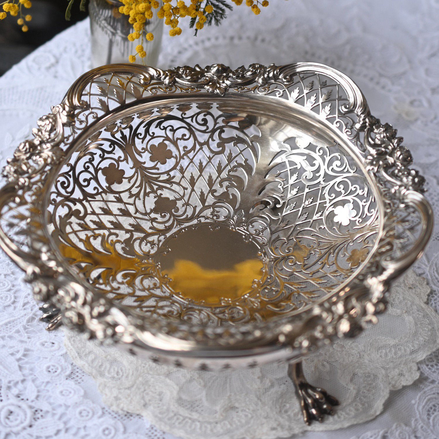 スターリングシルバー・純銀　１８９２年　薔薇の細工で囲まれた細かな透かし細工が美しいお菓子皿をイギリス　コッツウォルズよりお届けいたします。