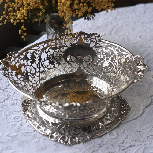 スターリングシルバー・純銀　１９１３年　蔦のような植物が透かし細工で美しく表現された小ぶりのお菓子皿をイギリス　コッツウォルズよりお届けいたします。