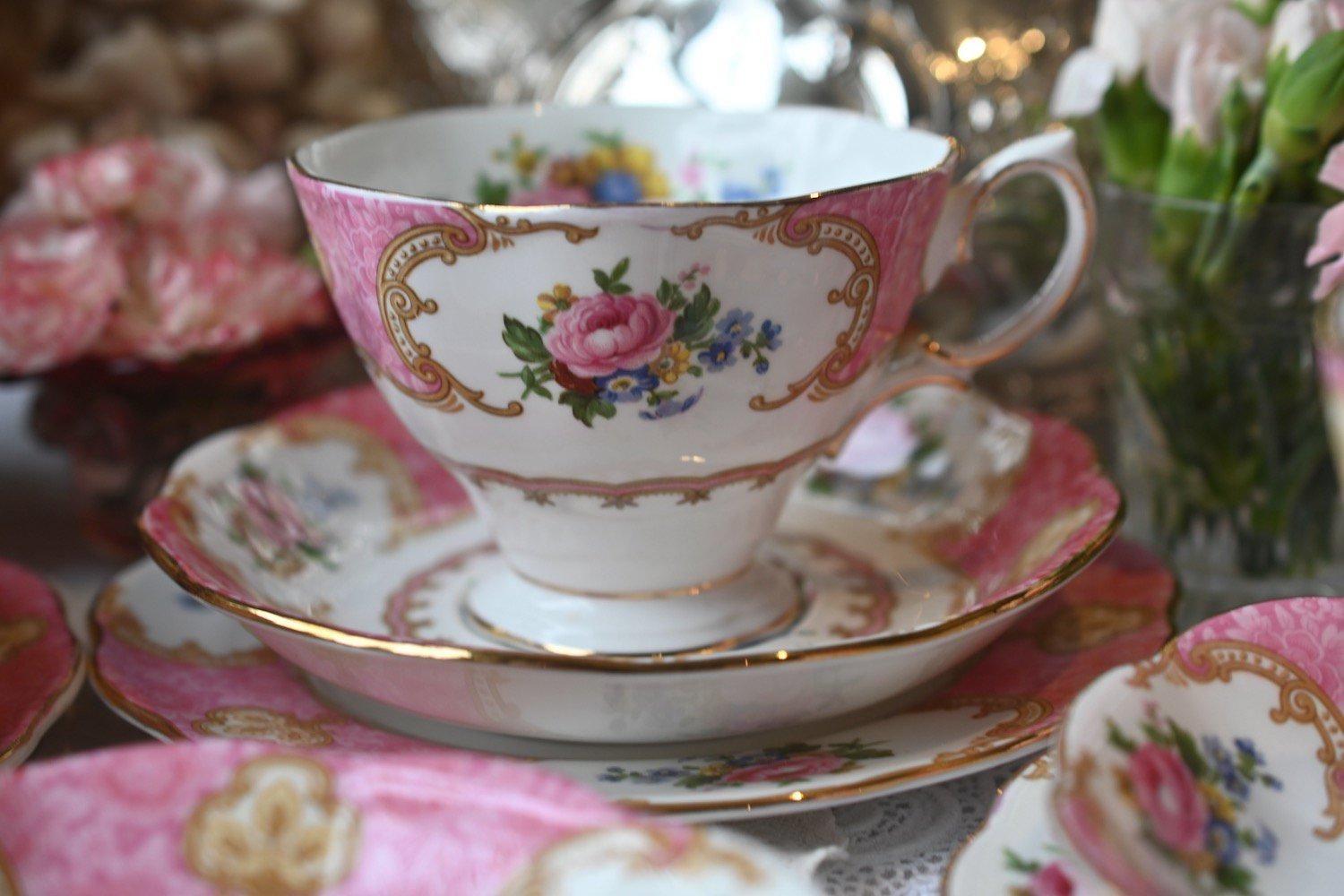 ロイヤルアルバート　レディーカーライルパーティープレート　オーバルピンク 1950年代・ロイヤルアルバート レディカーライル ピンクと