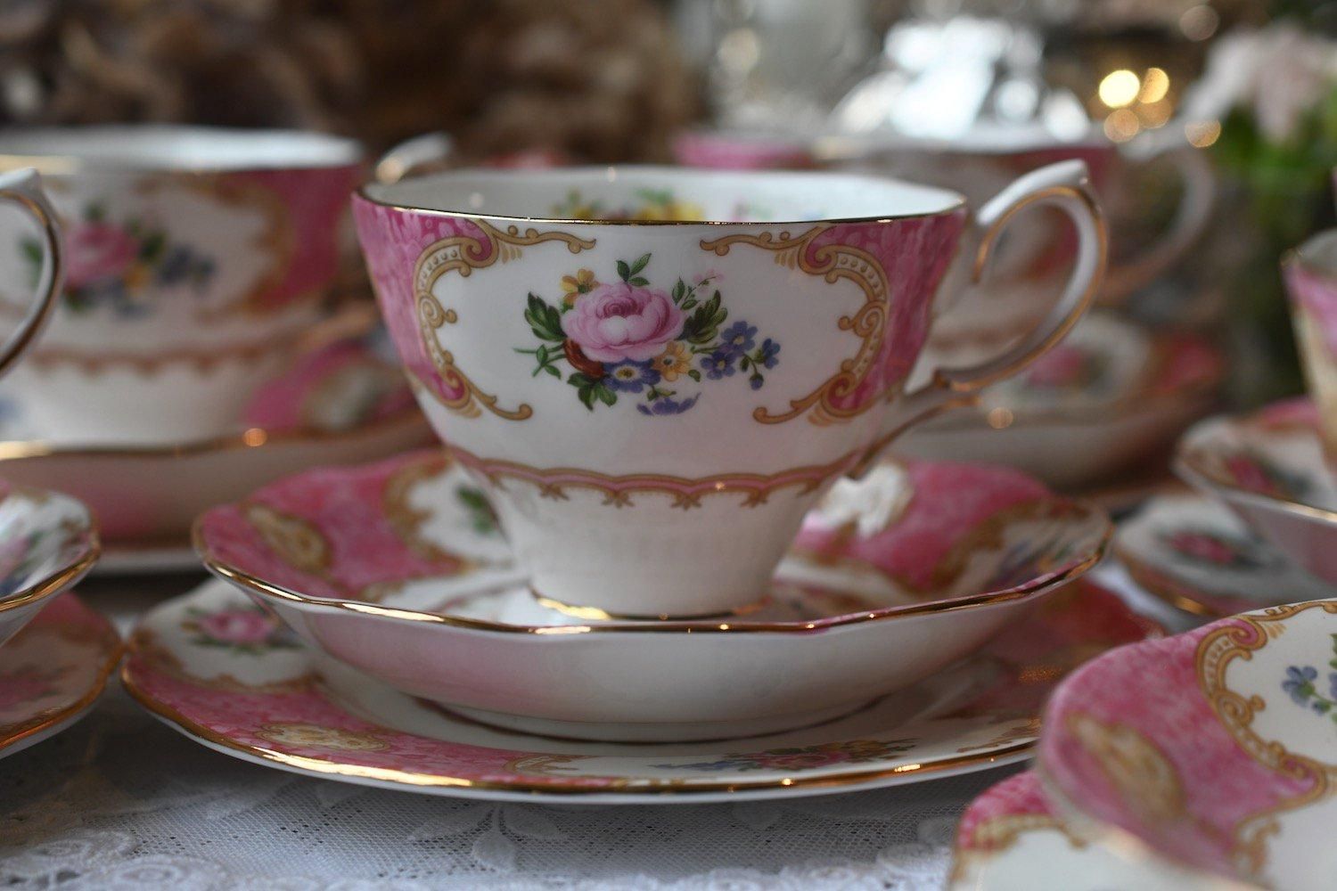 1950年代・ロイヤルアルバート レディカーライル ピンクとフリル柄