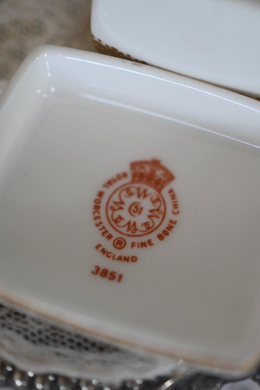 ロイヤルアルバート   磁器 小物入れ ロイヤルウースター・紫の小花 小さな陶磁器の蓋つき小物入れを