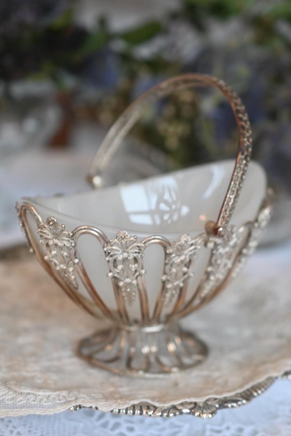 シルバープレート製ワイヤーワークが可愛らしいボンボンバスケット