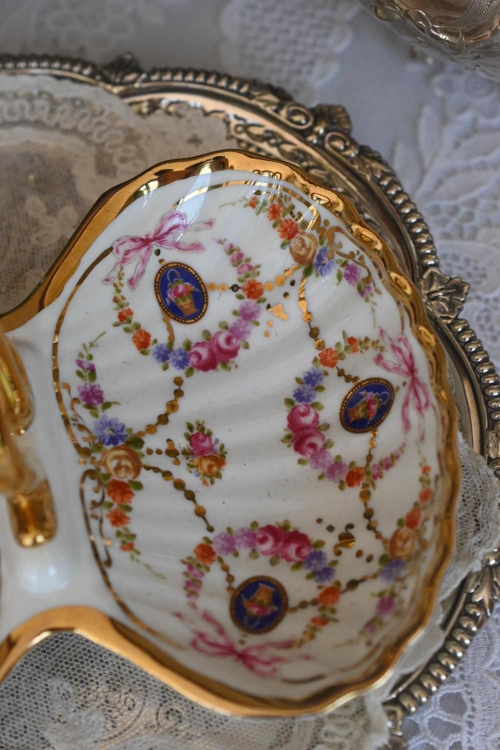 フランス製・ピンクのリボンとお花のガーランドが可愛らしい