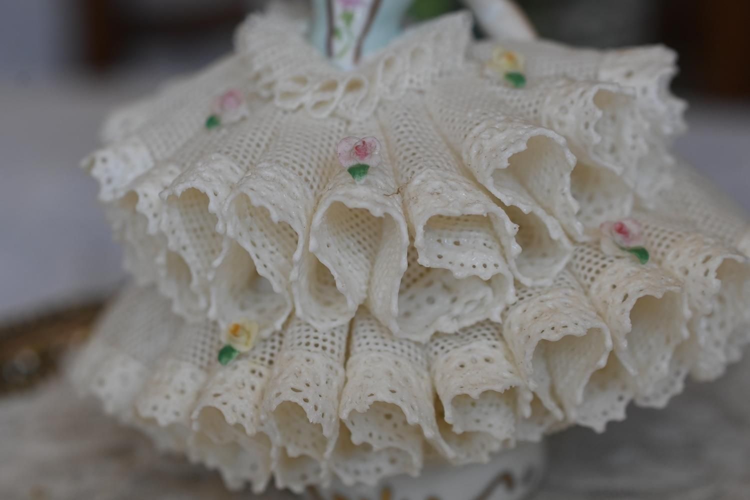 1960年以降・アイリッシュドレスデン レースのドレスの小さなフィギュ