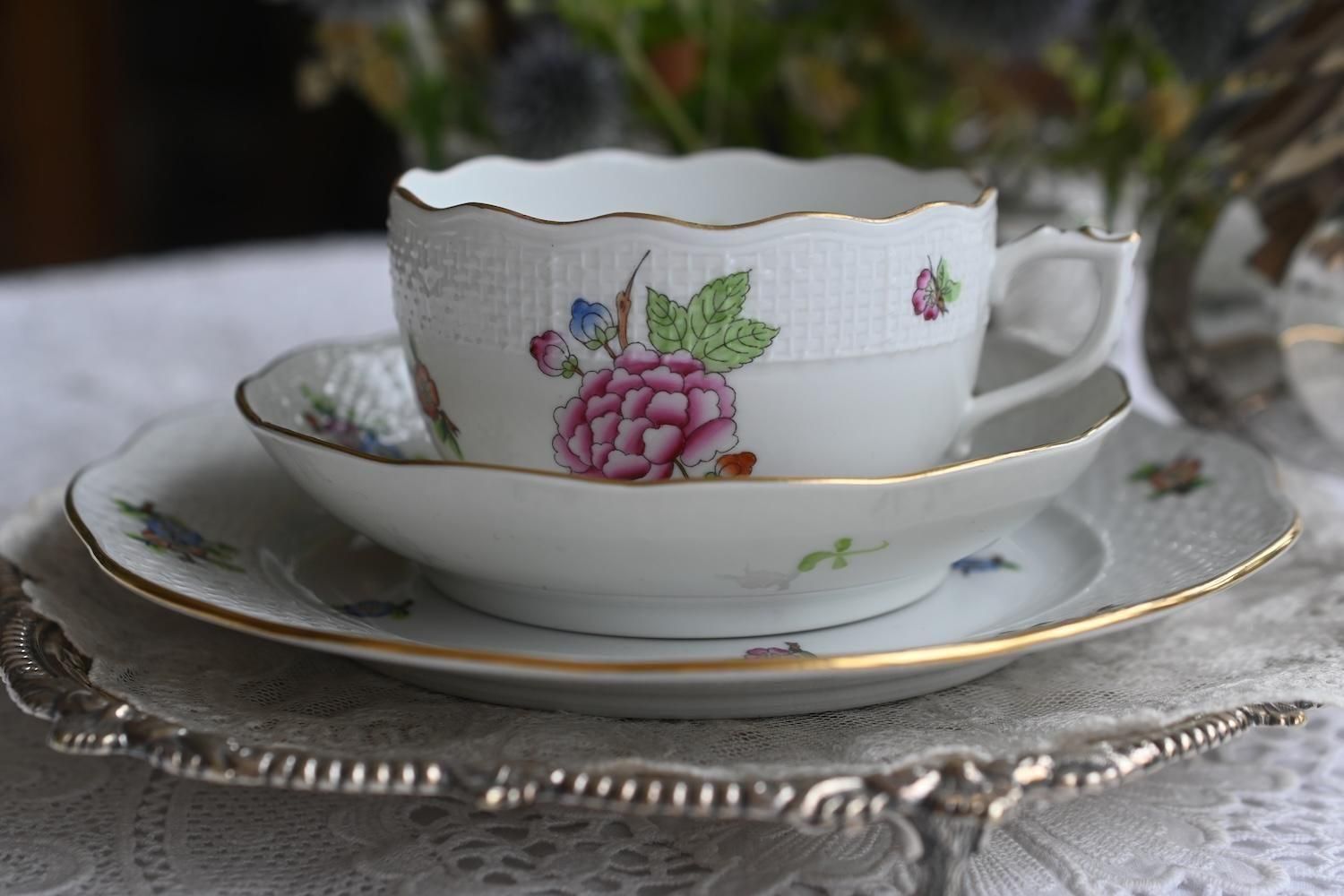 ハンガリー製 ヘレンドの バスケット模様に金彩と春のお花が可愛らしい