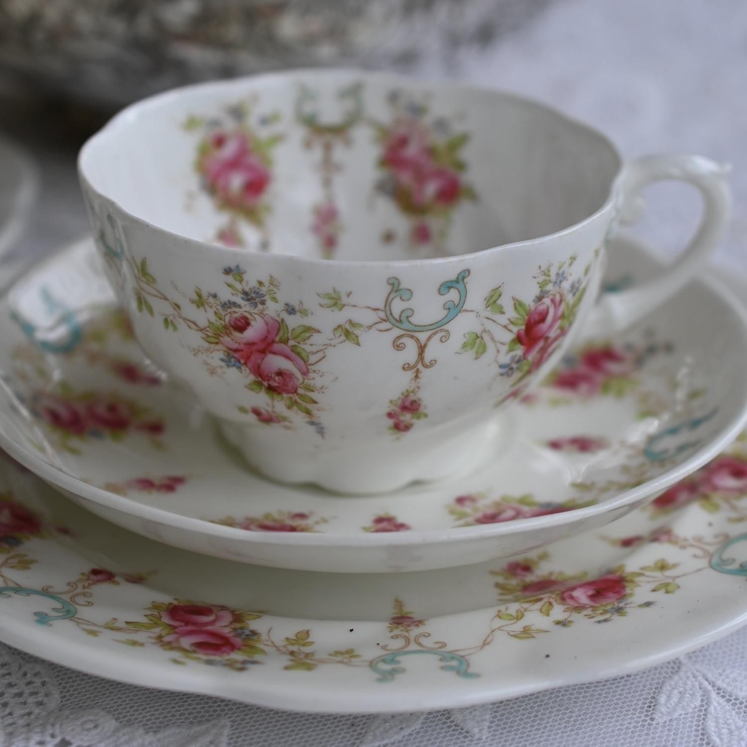 1900年初期 エインズレイ・ターコイズブルー模様とバラの絵柄の