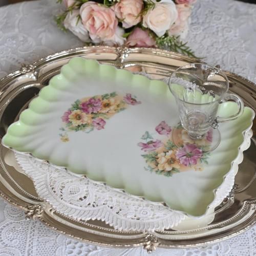 長方形のふんわり優しい絵柄のお皿とガラスのカスタードカップの