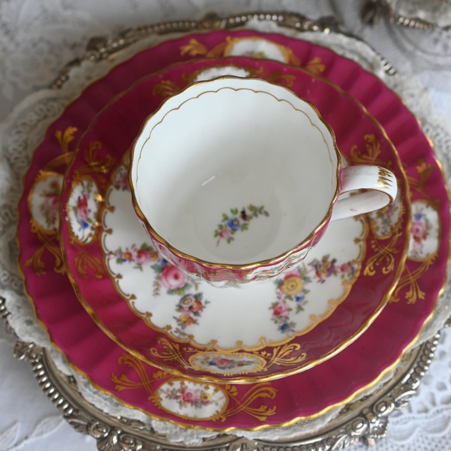 メーカー不明 マルーン色 波打つ縁取りとお花のスワッグ模様の