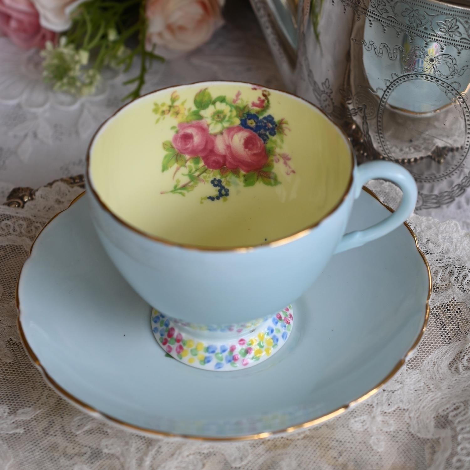 フォリー パステルブルー エンボスお花模様の高台が可愛らしいデュオを