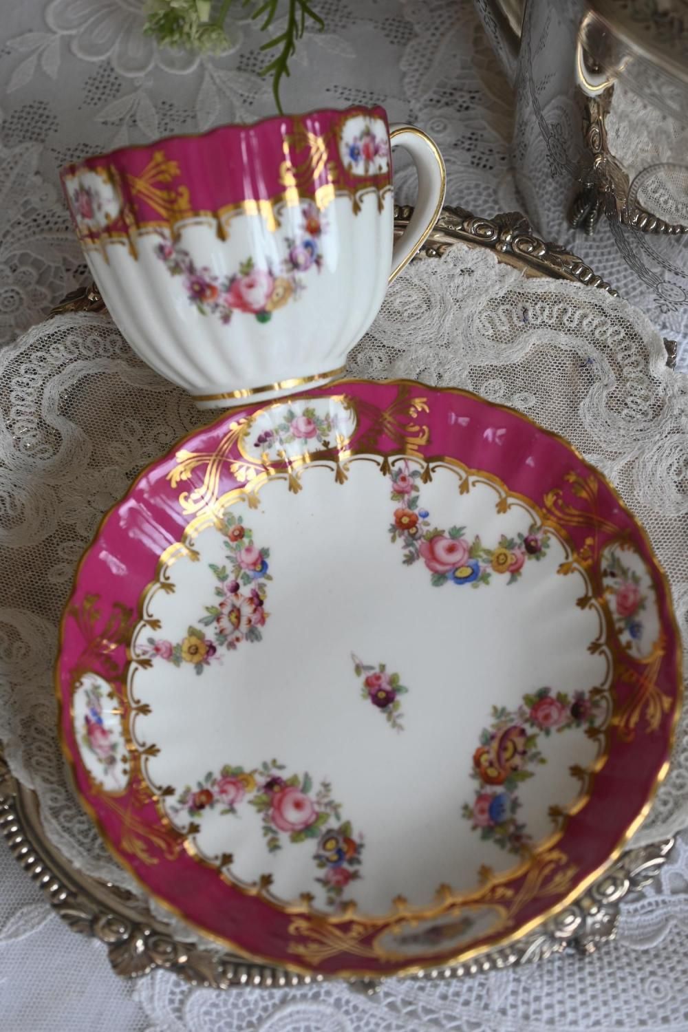 メーカー不明 マルーン色 波打つ縁取りとお花のスワッグ模様の