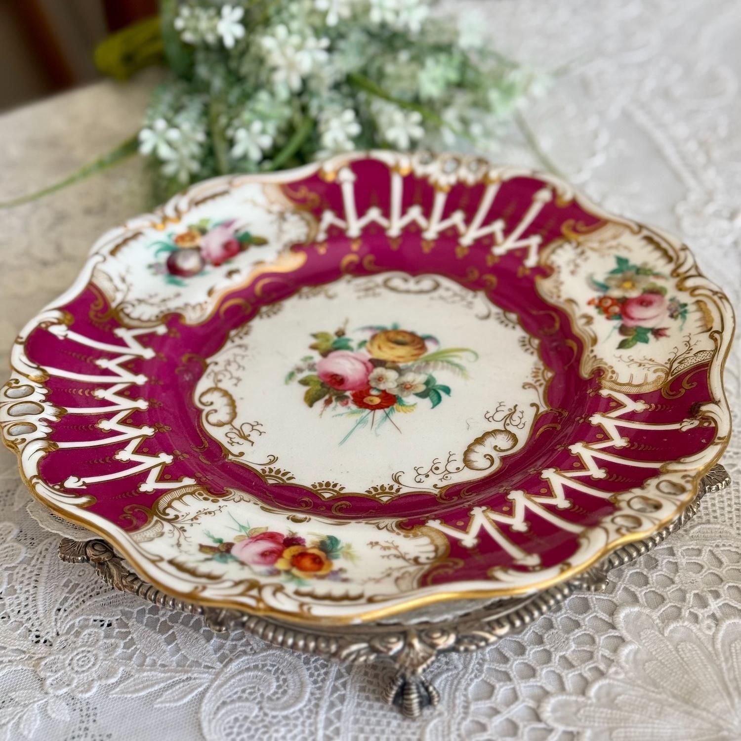 ヴィクトリア時代後期 ダベンポート バーガンディ色の手描きの花束の中