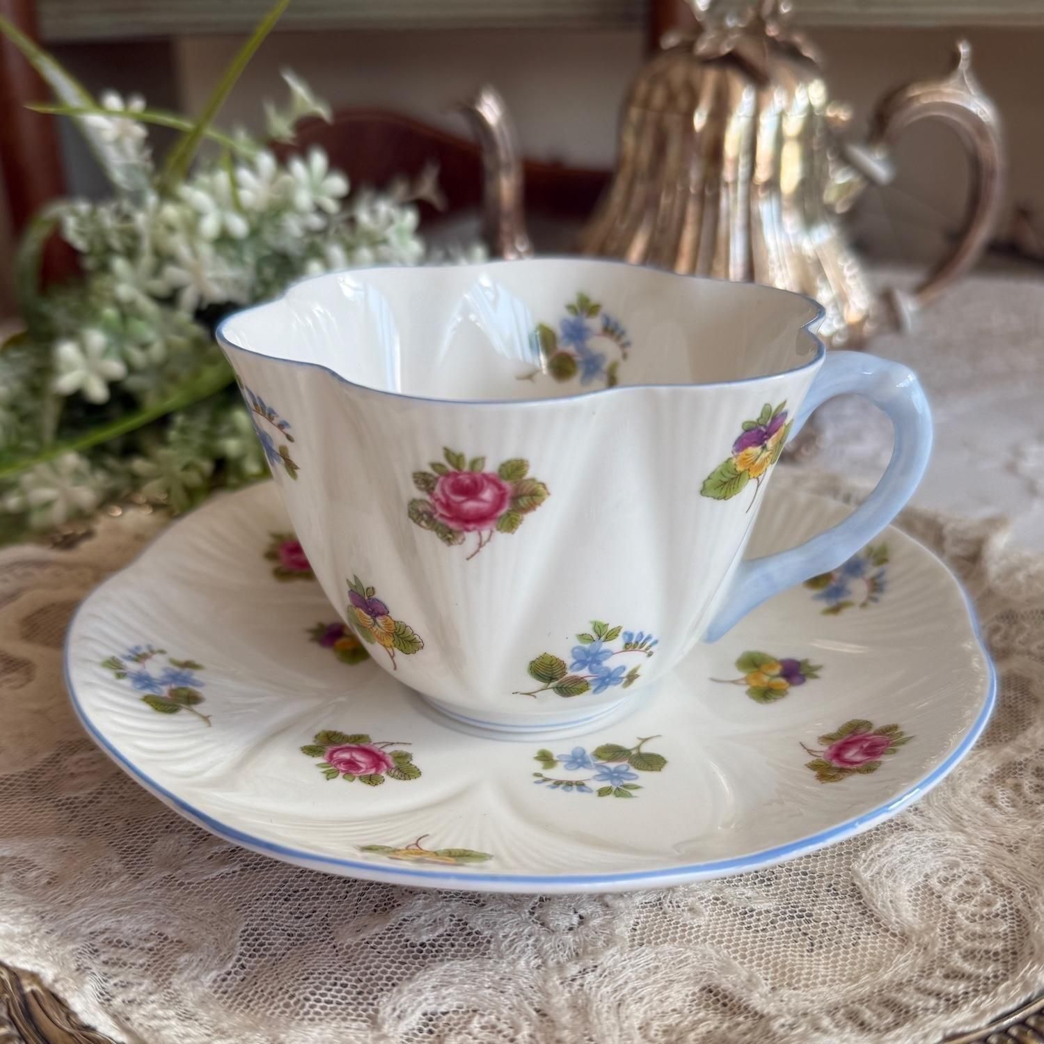 シェリー ディンティシェイプ パステルブルーの縁取りと小さなバラ模様