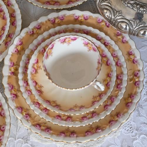 ロイヤルアルバート40点以上セット　イギリスで購入　ビンテージ　希少 1900年初期 ロイヤルアルバート ふんわりアプリコット色と小さな