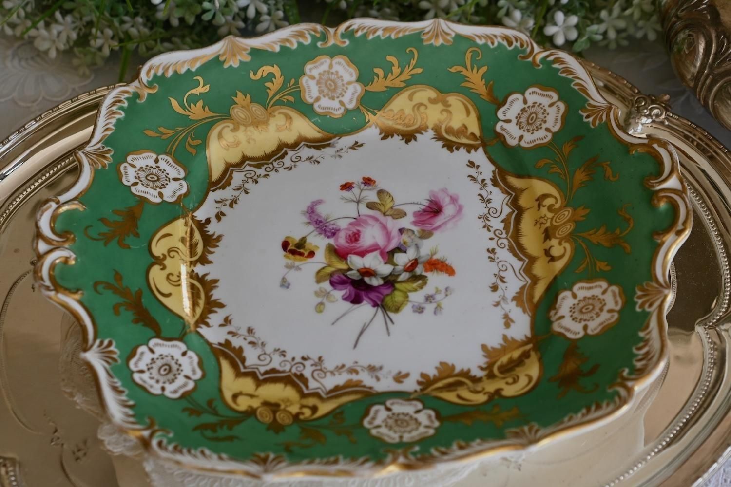 英国アンティーク　コールポート　皿　金彩Coalport 花模様 ハート型　飾皿 英国アンティークの陶器の箱、可愛いお花模様のコールポート