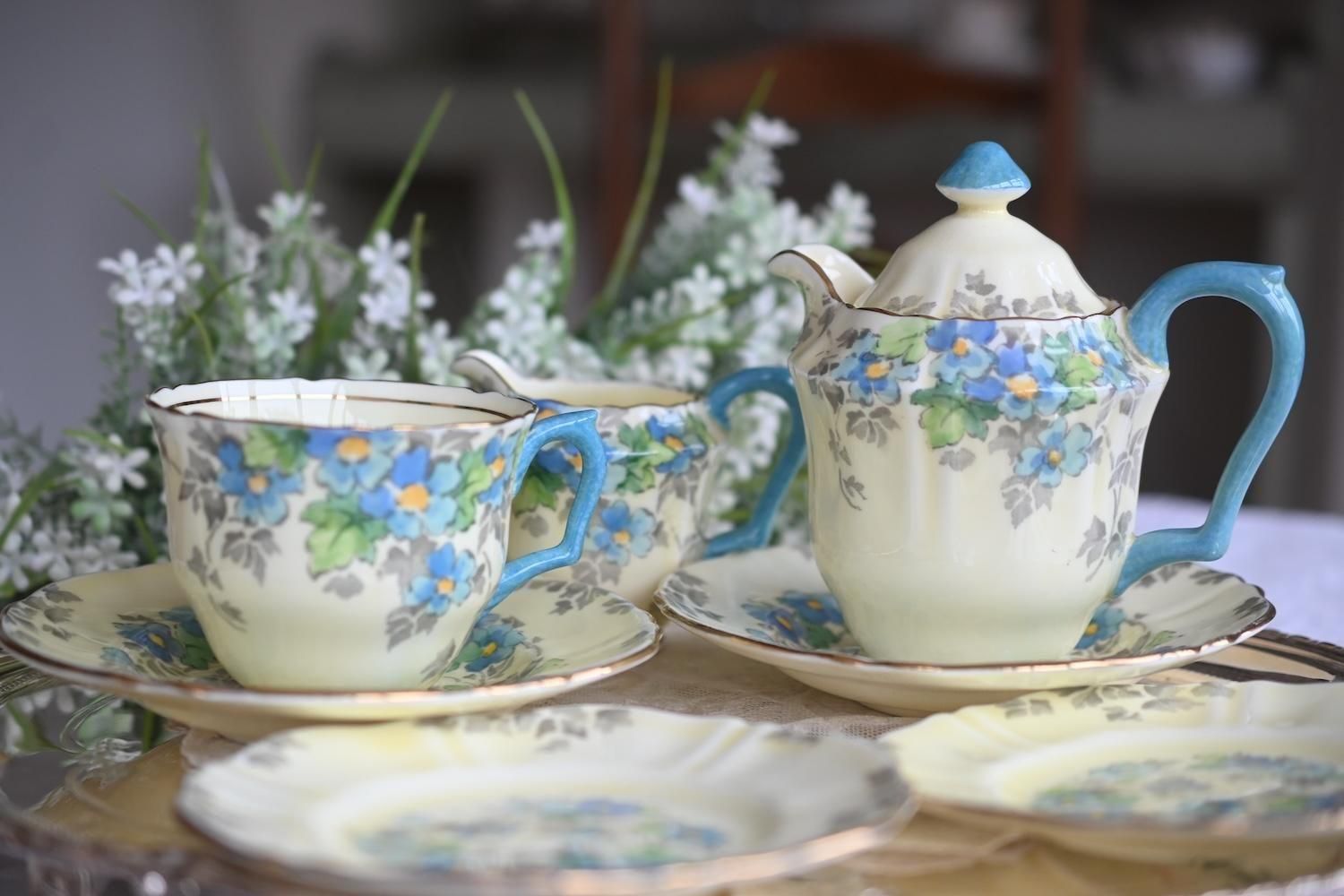 クラウンスタフォードシャー ふんわりクリーム色の素地と水色のお花