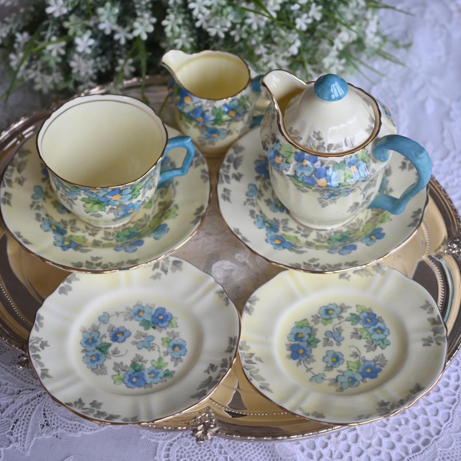 クラウンスタッフォードシャー ローズ　ブーケ　ミニチュア　ティーセット クラウンスタフォードシャー ふんわりクリーム色の素地と水色の