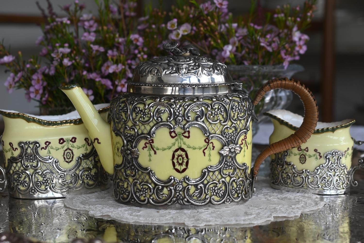 アンティーク英国 ピンク＆アイボリー 花器 聖火台 オリーブの実 マドラスレース アンティーク英国 ピンク＆アイボリー 花器 聖火台 オリーブの実