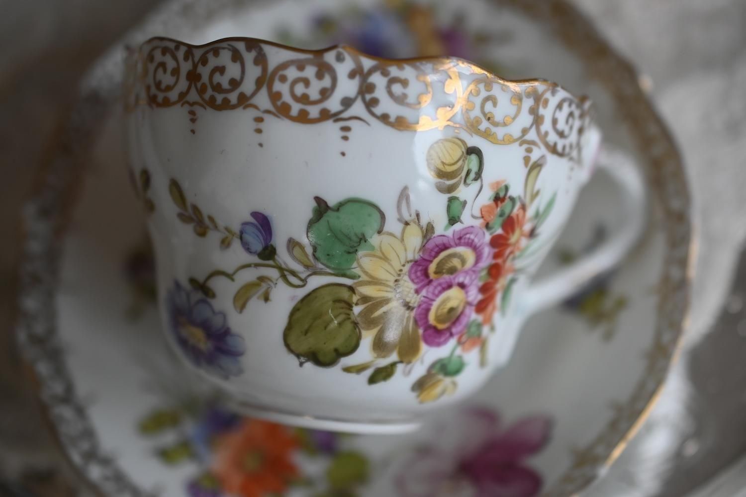 ドレスデン風・天使の羽のようなハンドルのティーセット をイギリス