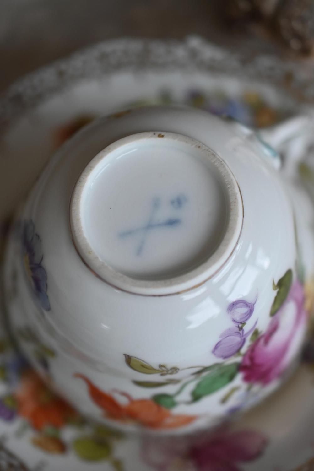 ドレスデン風・天使の羽のようなハンドルのティーセット をイギリス