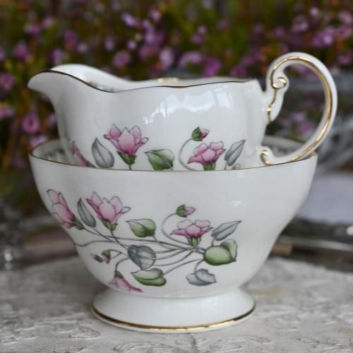 <img class='new_mark_img1' src='https://img.shop-pro.jp/img/new/icons11.gif' style='border:none;display:inline;margin:0px;padding:0px;width:auto;' />1940年代・ジェラニウムのお花模様 ミルクジャグとシュガーボールの2点セット (送料込)