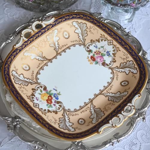 <img class='new_mark_img1' src='https://img.shop-pro.jp/img/new/icons11.gif' style='border:none;display:inline;margin:0px;padding:0px;width:auto;' />1910年代 コウルドン・アプリコット色と金彩が美しいサンドイッチプレート (送料込)