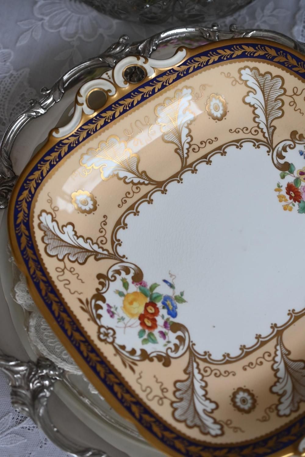 【古コウルドン】コバルト 金彩 多彩／プレート 飾皿「花のリムとメダリオン」 1910年代 コウルドン・アプリコット色と金彩が美しいサンドイッチ