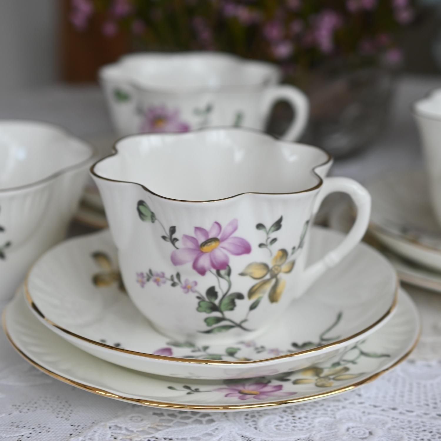 クラウンスタッフォードシャー  小花の可愛いミニチュアティーセット　バラ　勿忘草 イギリス クラウン・スタッフォードシャー カップ＆ソーサー ボーン