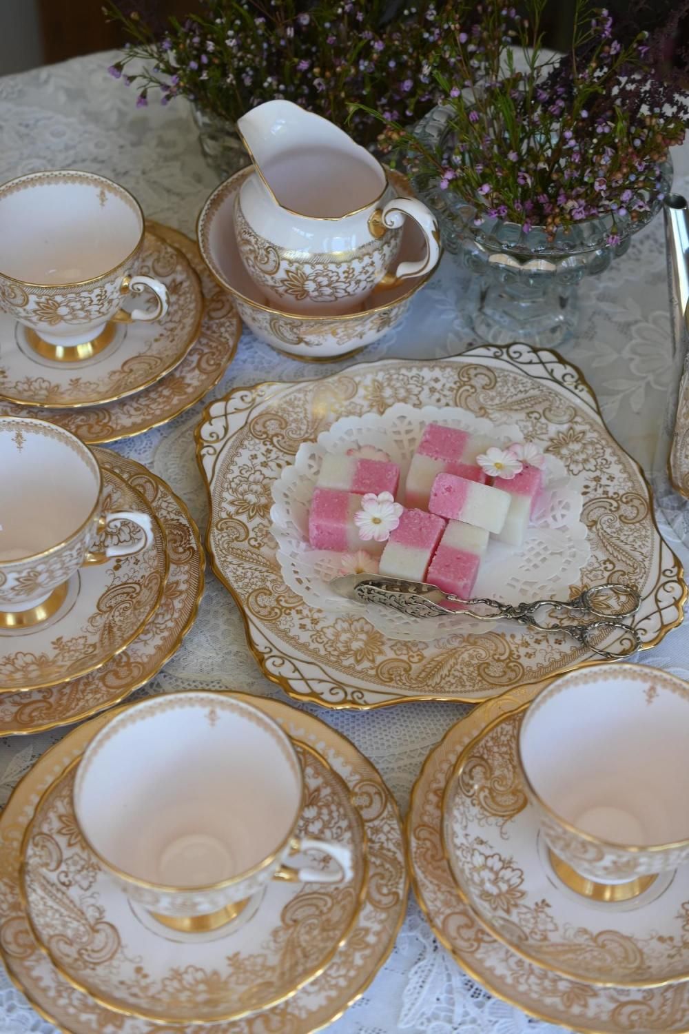 1960年代 トスカンチャイナ 淡いピンク色と金彩のティーカップ