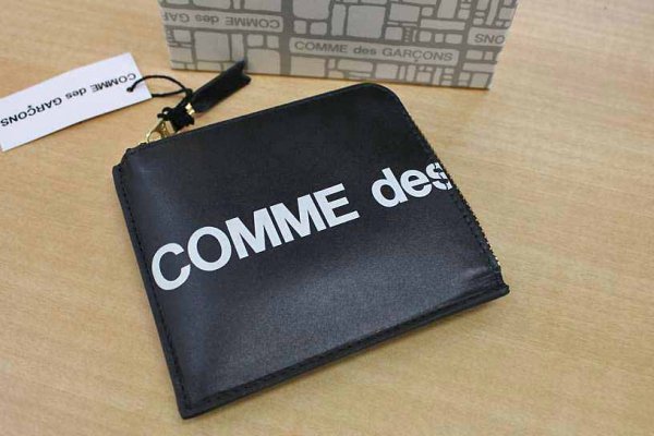 Wallet COMME des GARCONS HUGE-LOGO L字型ZIP財布（黒） - Berlin On Line Shop