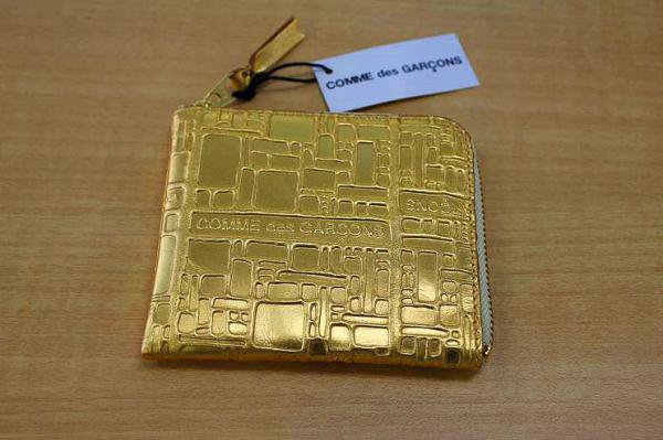 Wallet COMME des GARCONSエンボスロゴ L字型ZIP財布(GOLD) - Berlin On Line Shop