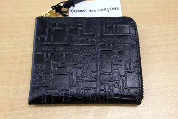Wallet COMME des GARCONSエンボスロゴ L字型ZIP財布(BLACK) - Berlin 