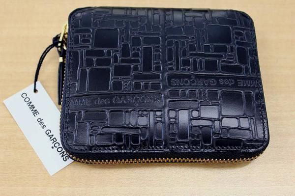 Wallet COMME des GARCONSエンボスロゴ 2つ折ZIP財布(BLACK) - Berlin On Line Shop